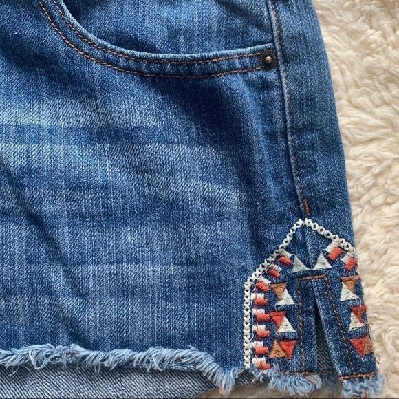 Forever 21 Jean Shorts w/ Aztec Design‎ on leg Sz 29 - Picture 2 of 4